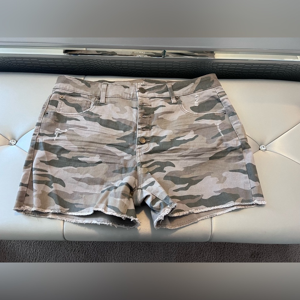 Button-up Camo Like New Shorts